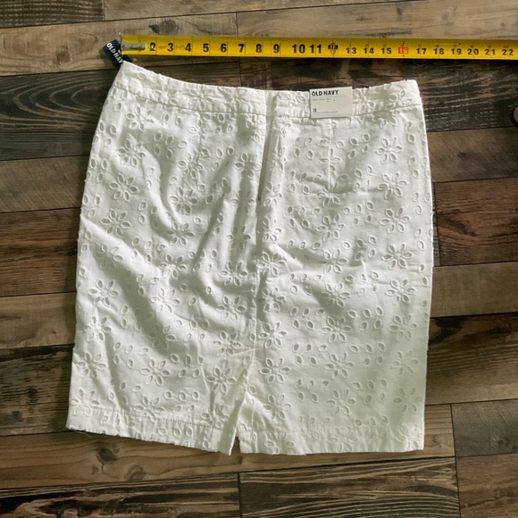 Women's Old Navy Sz 10 Solid White Eyelet Knee Length Skirt NWT - Picture 7 of 9